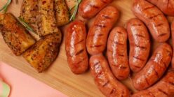 Linguiça-Toscana-com-Mix-de-Batata-doce-e-Vinagrete-Picante-de-Pimentão-Verde