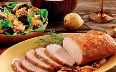 Lombo Temperado Aurora com Arroz de Vinho Branco e Mix de Folhas Verdes com Pêras Grelhadas, Tangerina e Nozes Carameladas